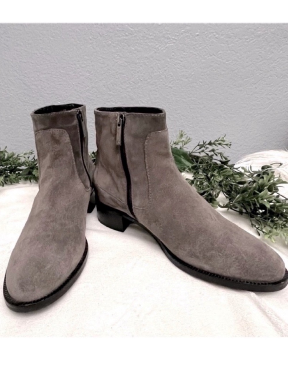 Aquatalia Oribella Gray Suede Ankle Boots Side Zip Size 9